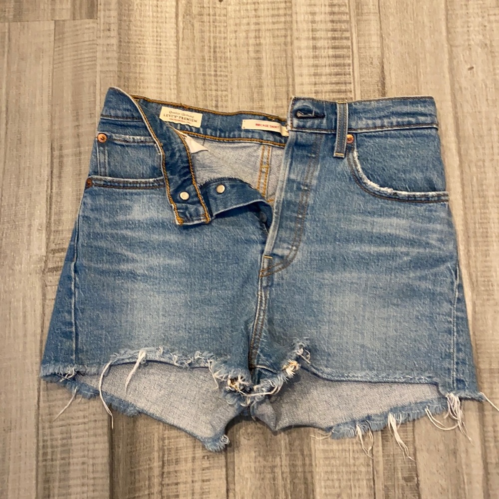 Great condition rib cage short